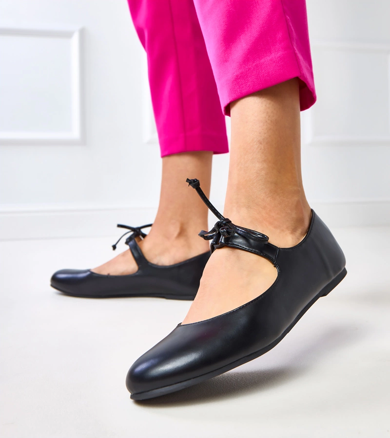 Černé baleríny zavazované na kotníku Sallay