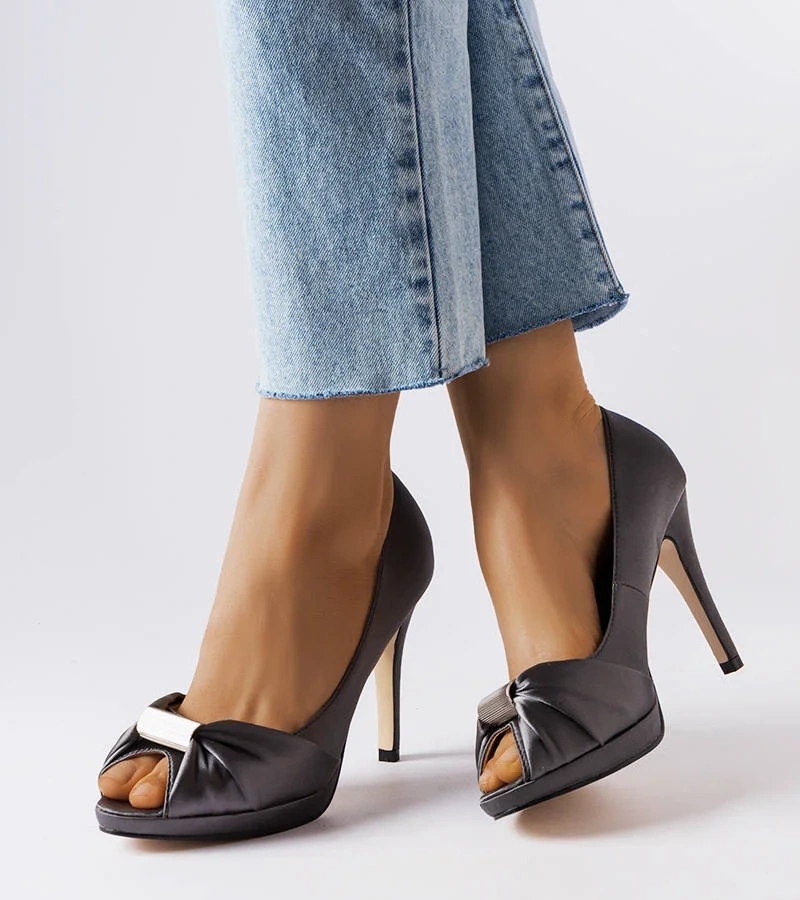 Šedé jehlové podpatky s otevřenou špičkou značky Paré