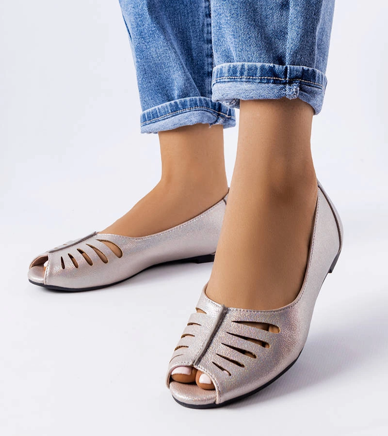 Stříbrné metalické baleríny s výřezem Fongemie