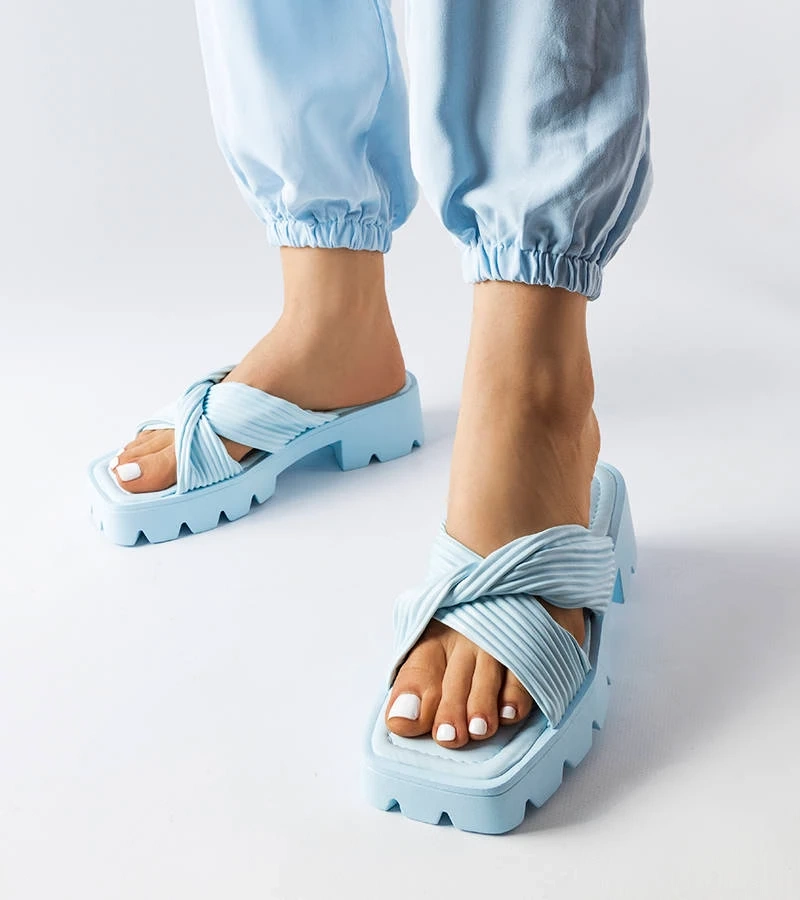 Modré žabky na podrážce traktoru Dubé