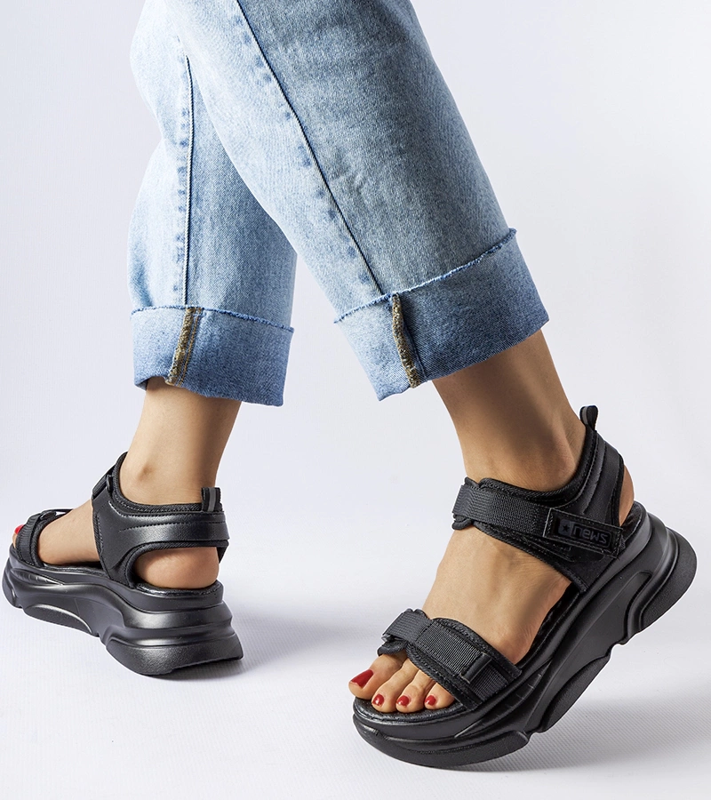 Černé sportovní sandály na platformě Tampa