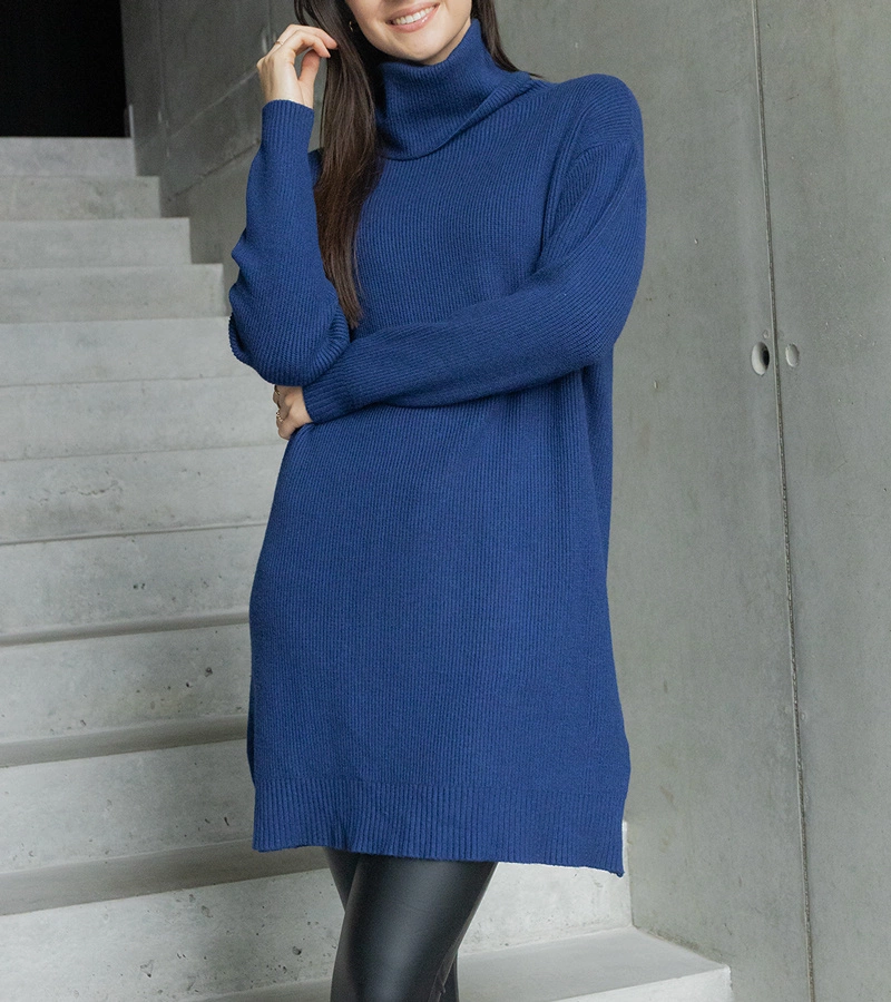 Dlouhý tmavomodrý měkký svetr s rolákem Kali