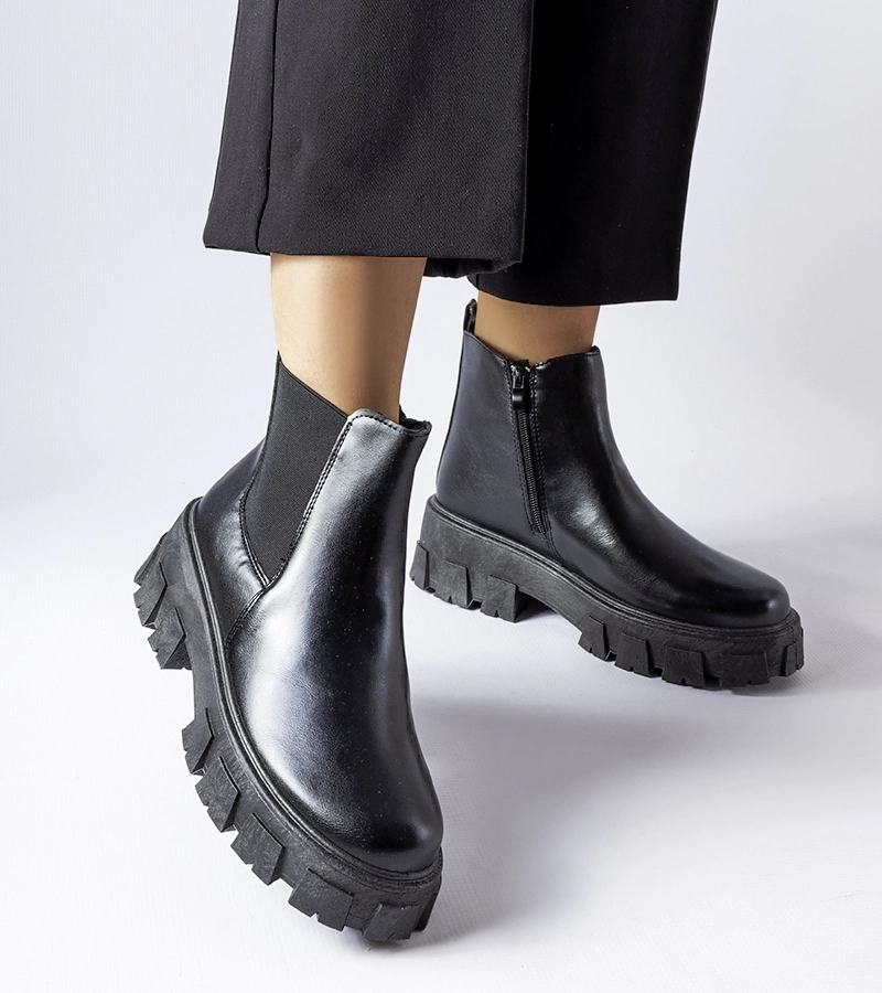 Černé masivní boty Petronio