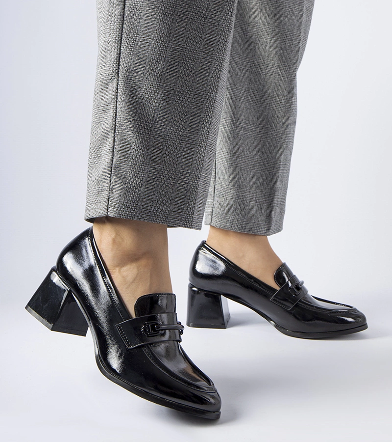 Černé lakované lodičky na podpatku Cornello