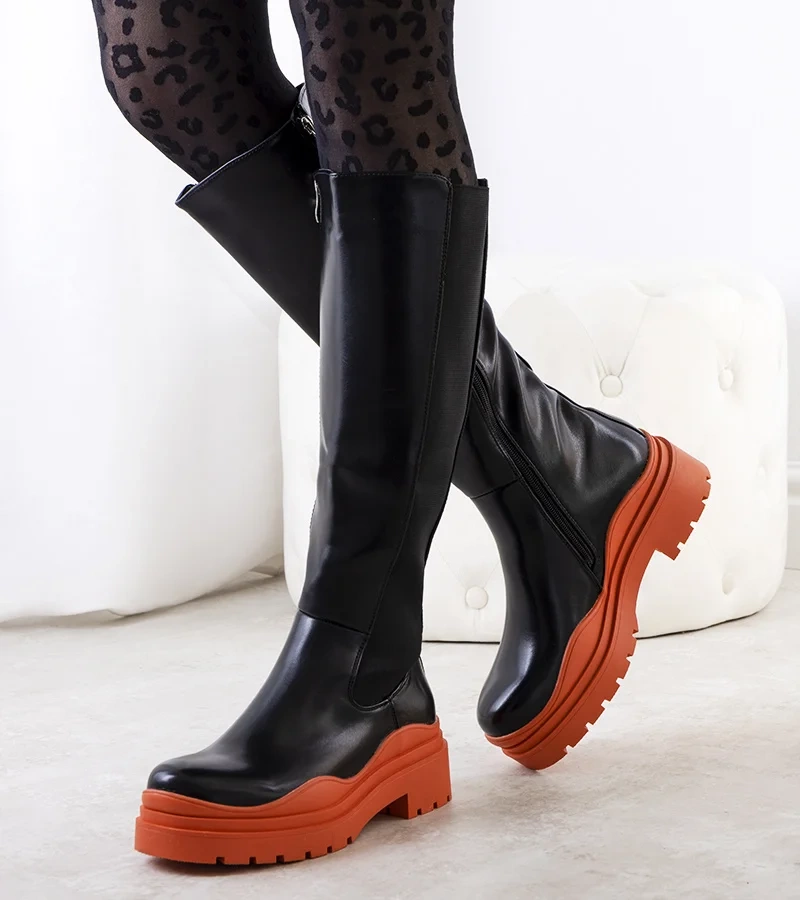 Černé boty na barevné podrážce od značky Pura