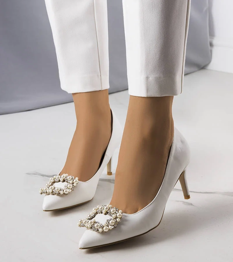 Bílé lodičky na jehlovém podpatku Lukis