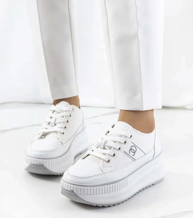 Bílé tenisky na vysoké podrážce od Barsu