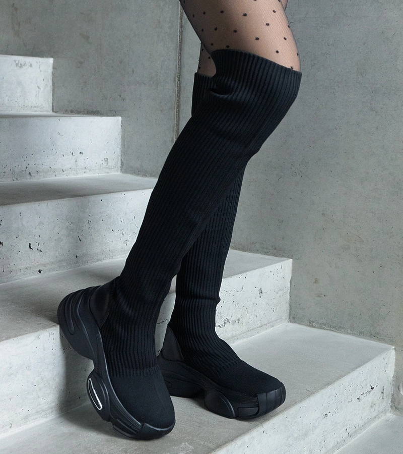 Černé nazouvací kozačky s elastickým svrškem na masivní podrážce Lokira