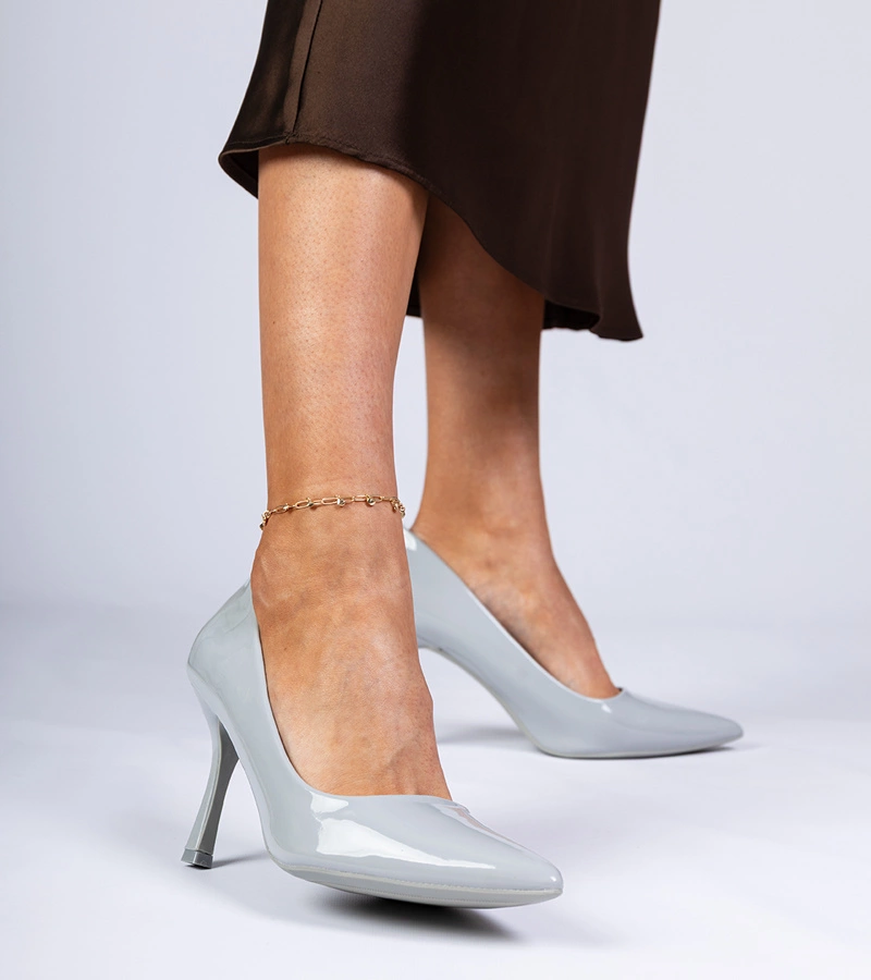 Šedé lakované lodičky na jehlovém podpatku Satium