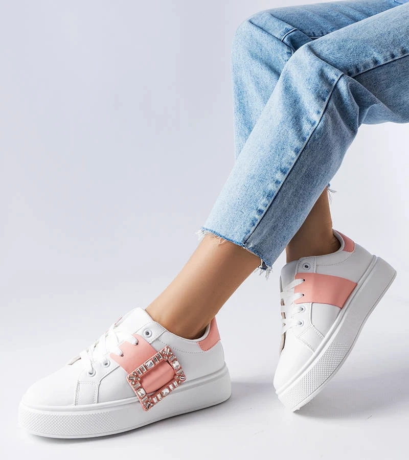 Bílé tenisky zdobené růžovou přezkou Ike