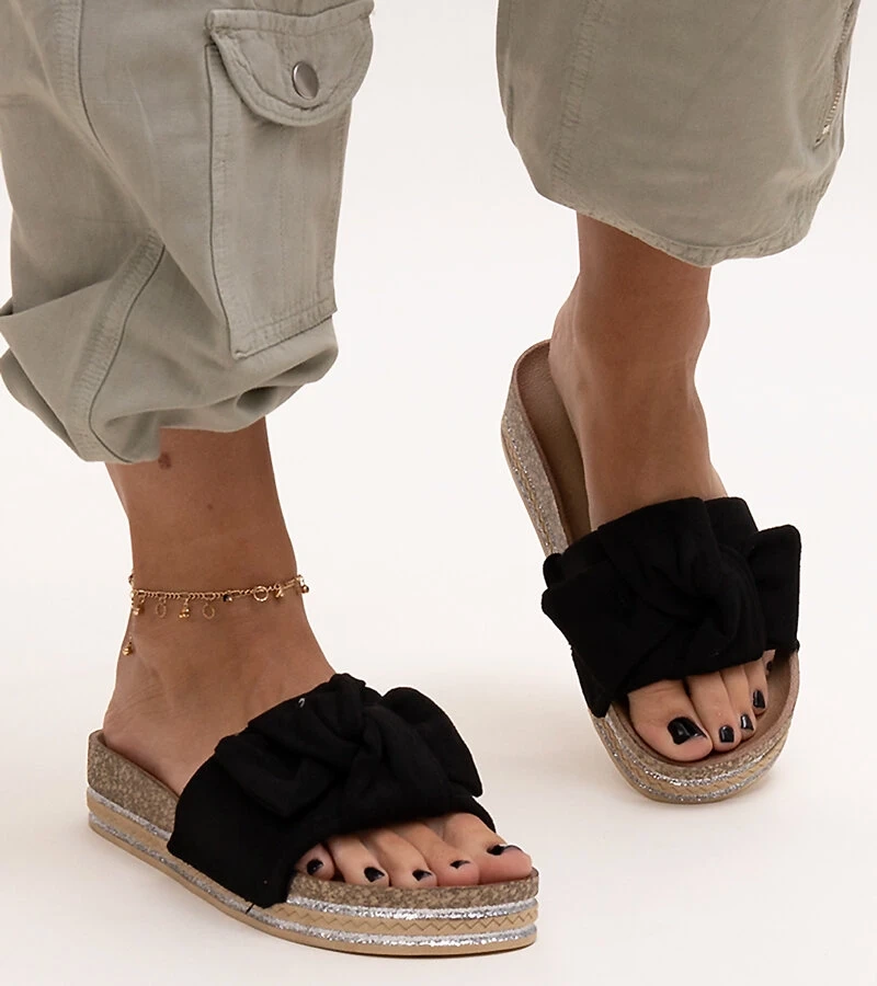 Černé pantofle na masivní podrážce Peletra