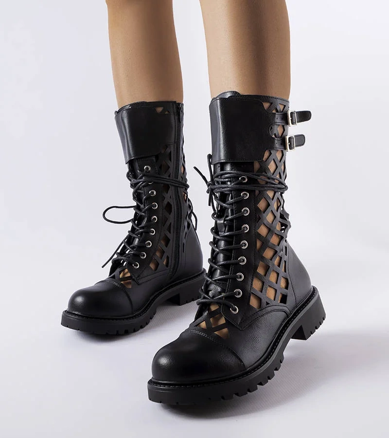 Černé ažurové boty Minks