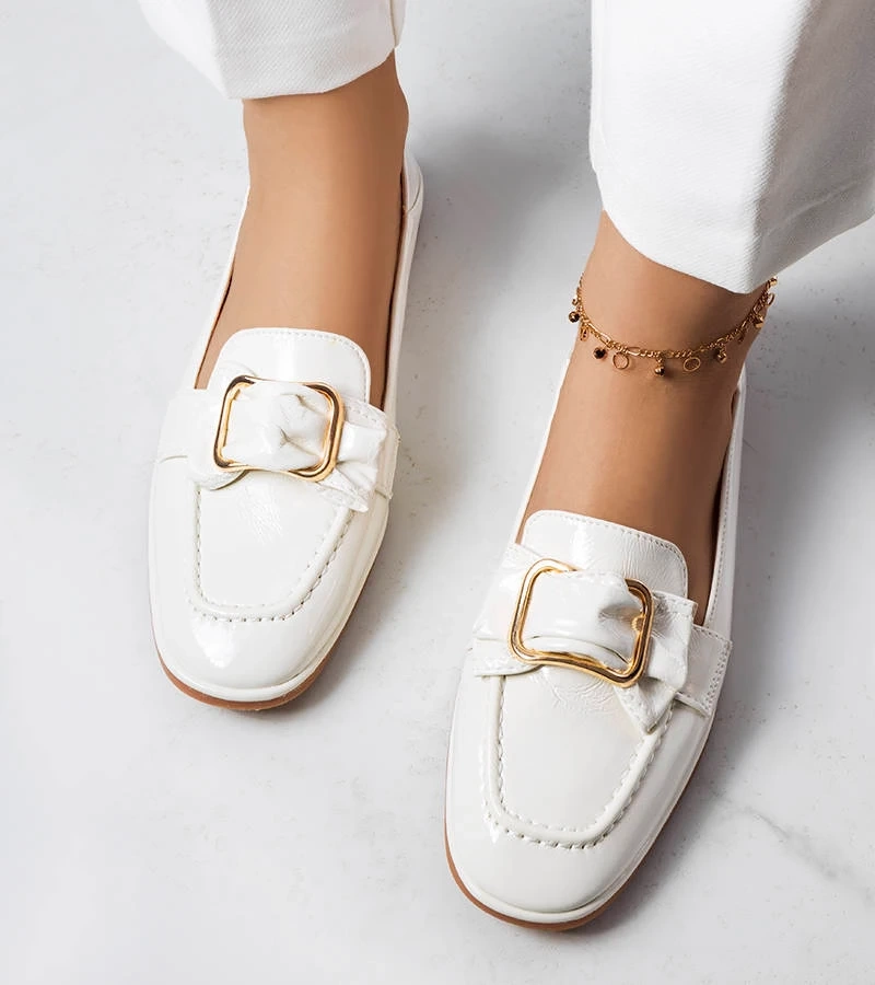 Bílé lakované mokasíny s přezkou Erica