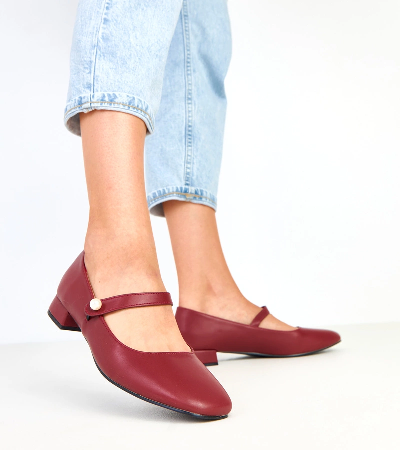 Bordové lodičky na podpatku s ozdobným páskem Alya