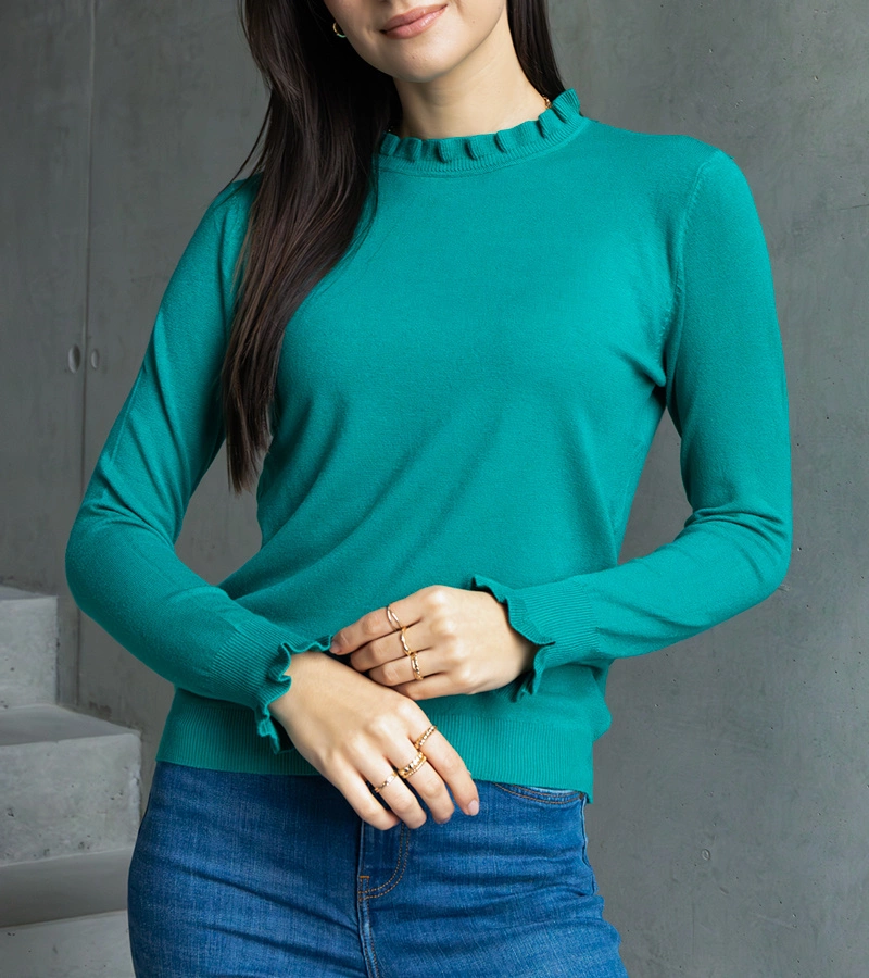 Zelený měkký svetřík zdobený volánkem Luel