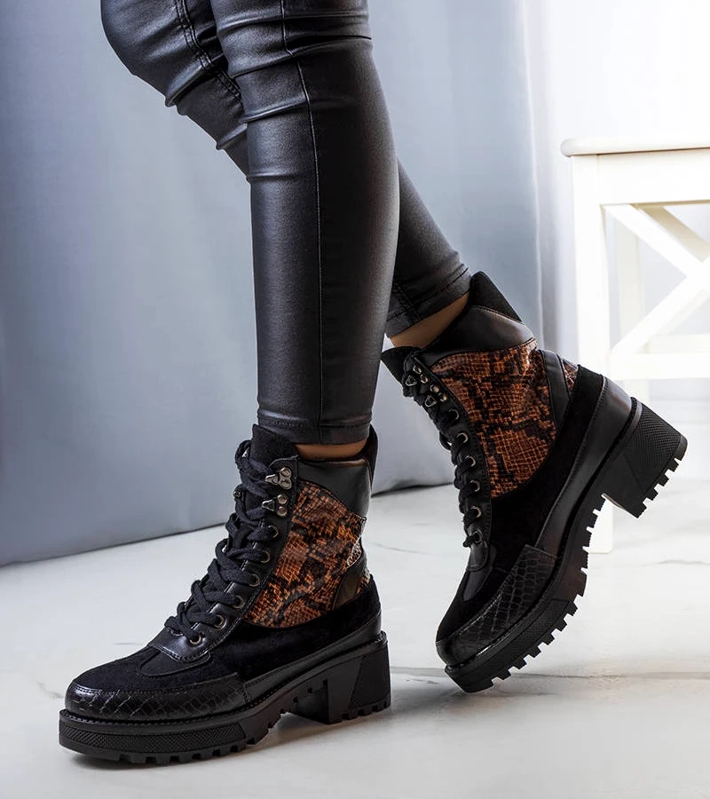 Černé zateplené boty zdobené vložkami Fox