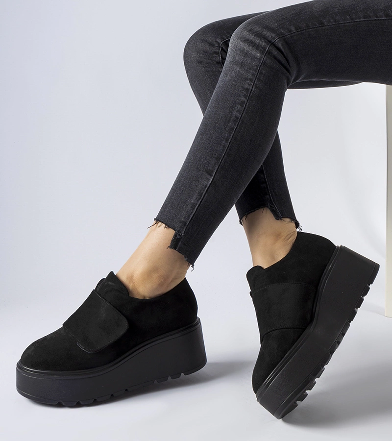 Černé polobotky na platformě Pallet