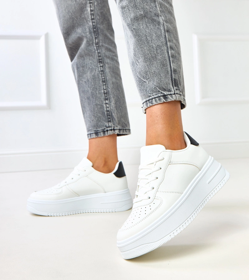 Bílé tenisky na platformě s černou vsadkou Britney