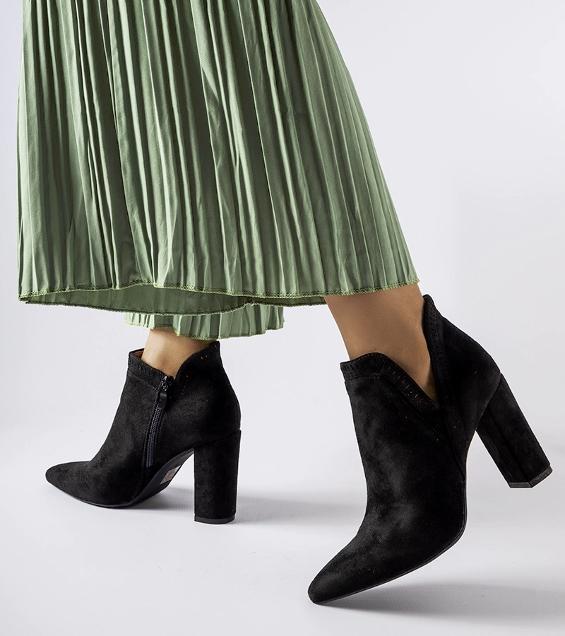 Černé semišové kotníčkové boty Cammoro