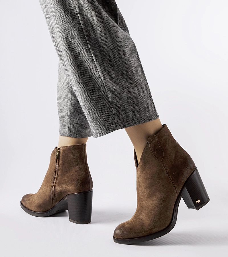 Hnědé semišové zateplené botky Karino