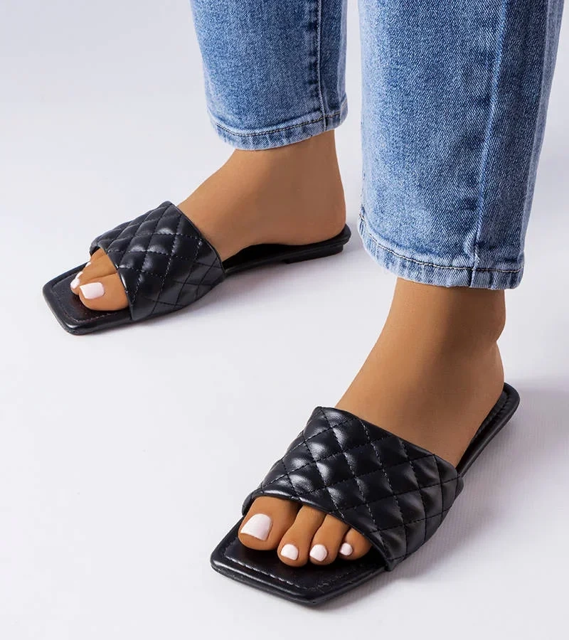 Černé elegantní prošívané žabky Labrie