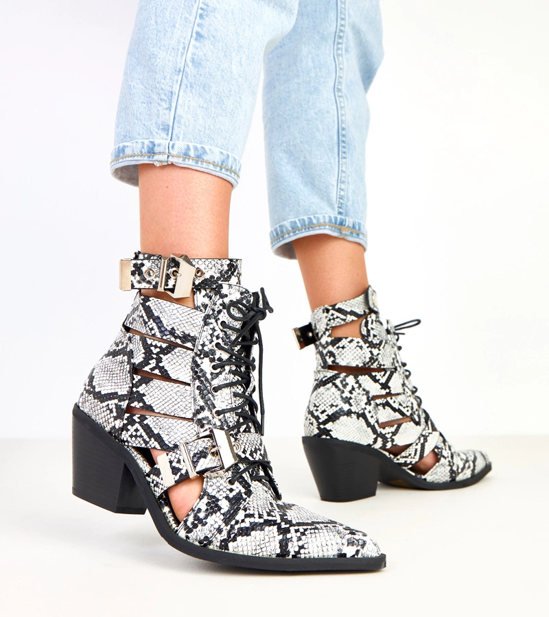 Černo-bílé kotníkové boty na podpatku šněrovací s výřezy Verica