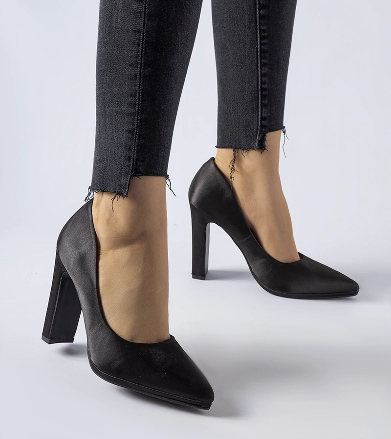 Černé saténové lodičky na podpatku Rivers