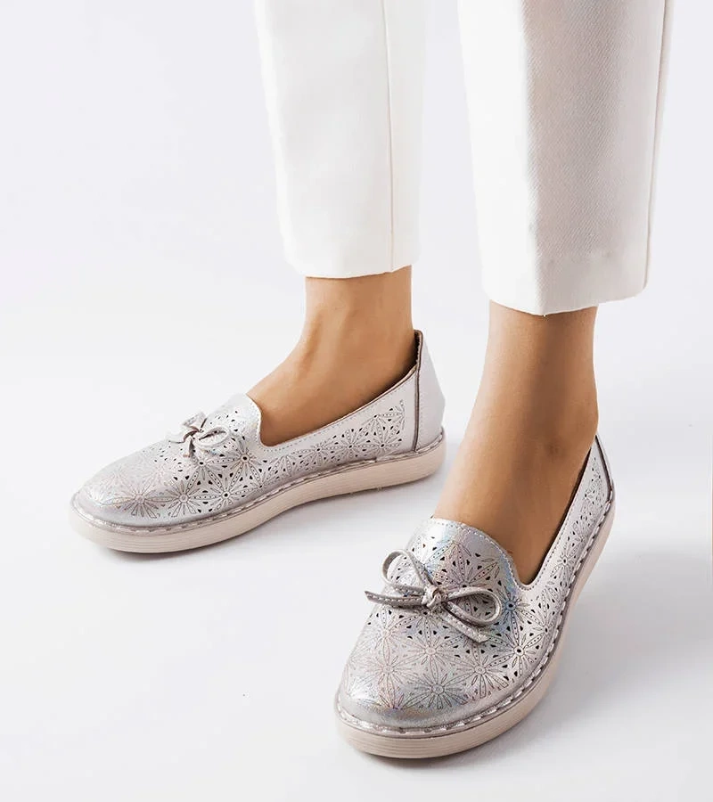 Šedé třpytivé mokasíny s ažurovým vzorem Elodia