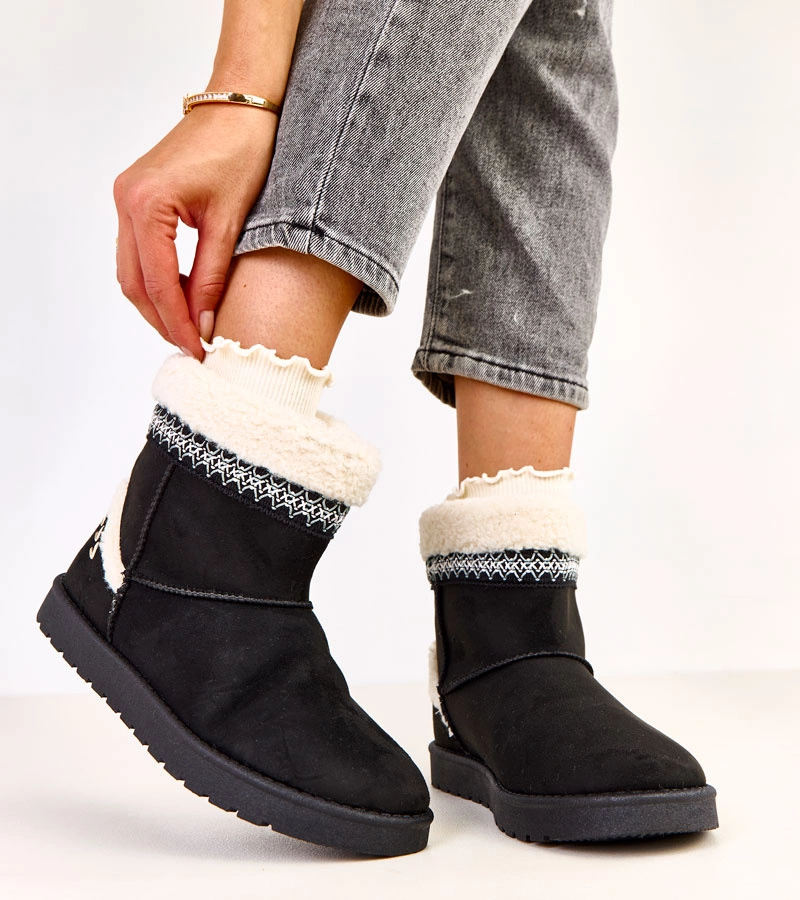 Černé nízké sněhule zdobené výšivkou Sensila