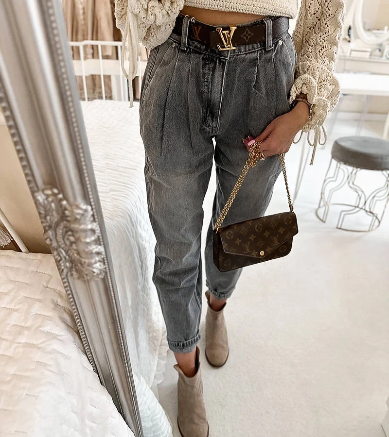 Šedé kalhoty ve stylu mom jeans od Migneault