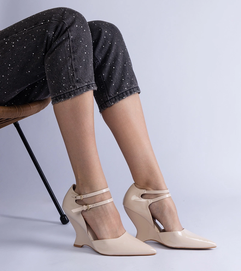 Béžové lakované klíny s přezkami Vizario