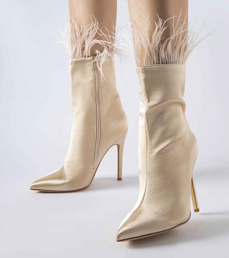 Béžové kotníčkové botky zdobené peříčky Selvena