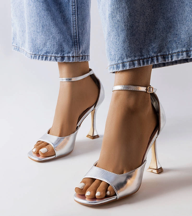Stříbrné sandály Delinda s pásky na jehlovém podpatku