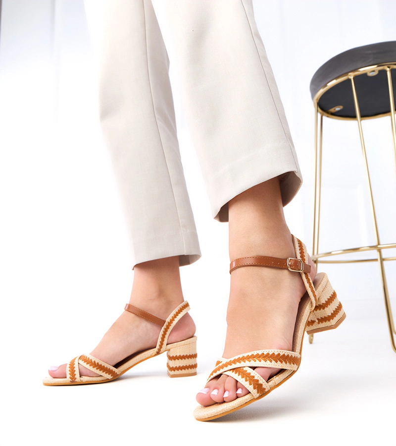 Hnědé sandály na podpatku zapínané na kotníku Markot