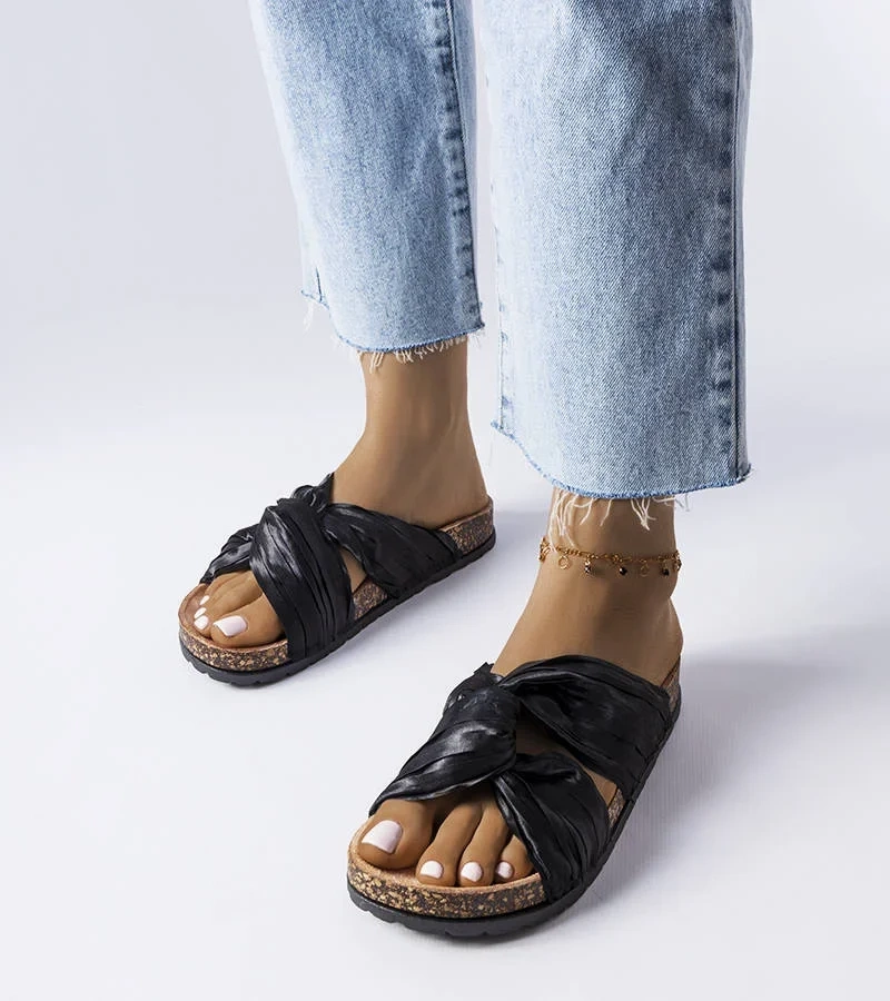 Černé žabky zdobené látkou Fresne