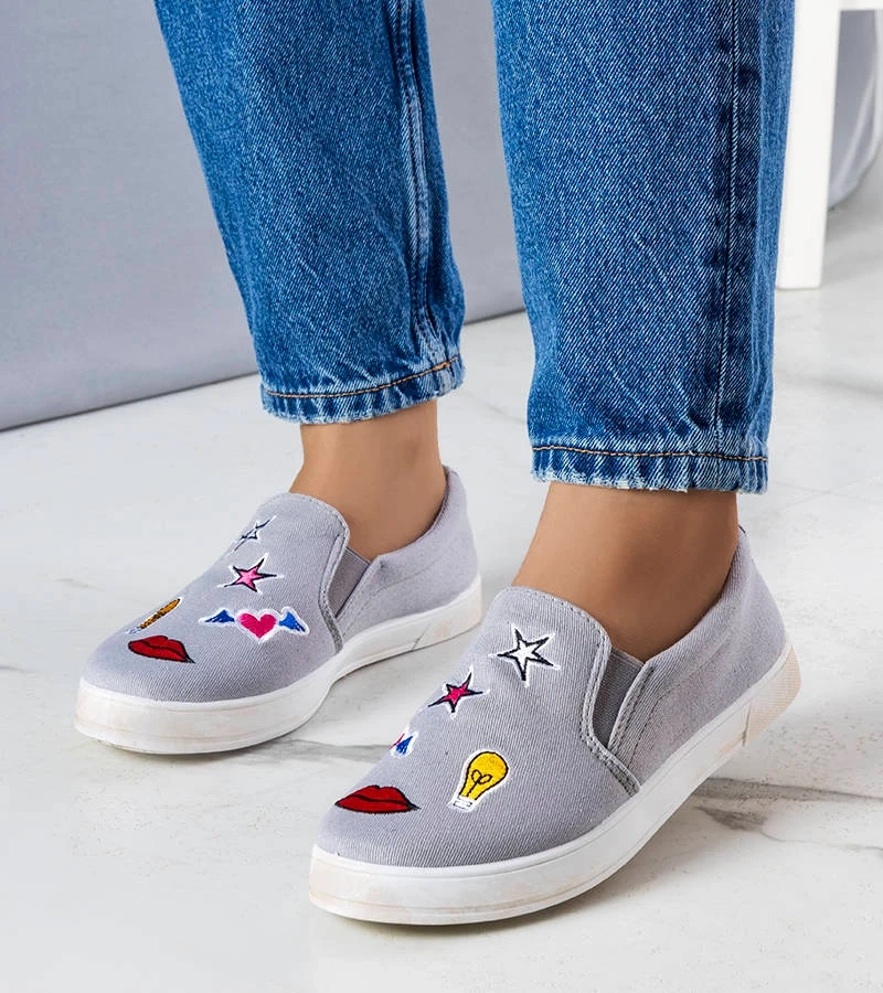 Šedé látkové tenisky s nášivkami Anais