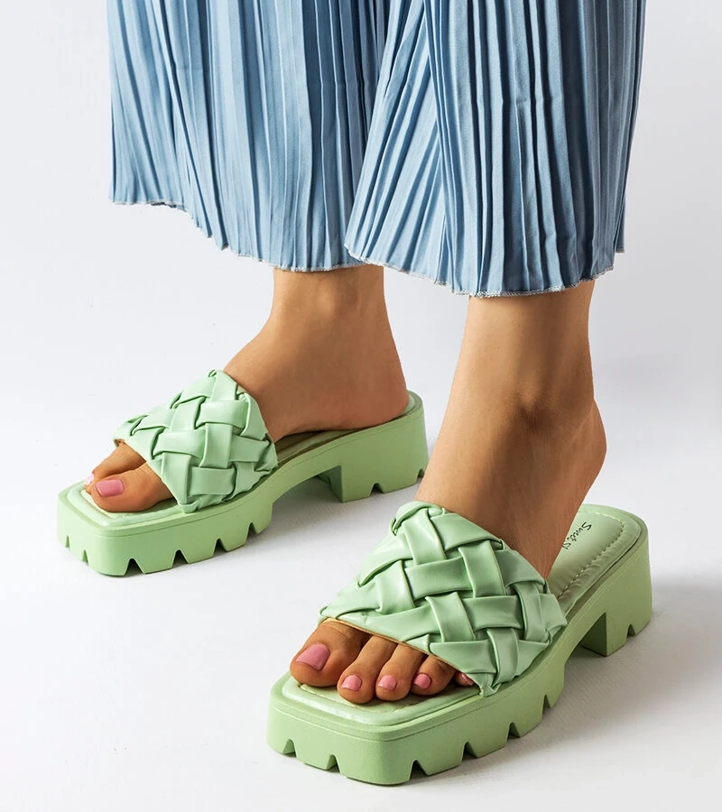 Zelené žabky na podrážce traktoru Lora