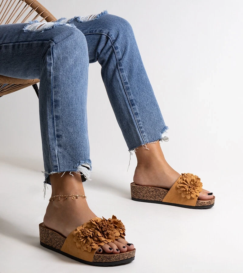 Karamelové pantofle s květinami na platformě Apolonia