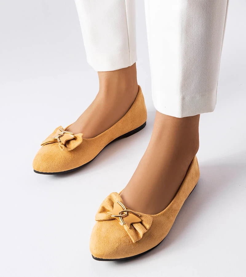 Béžové baleríny se špičatou špičkou od společnosti Jetté