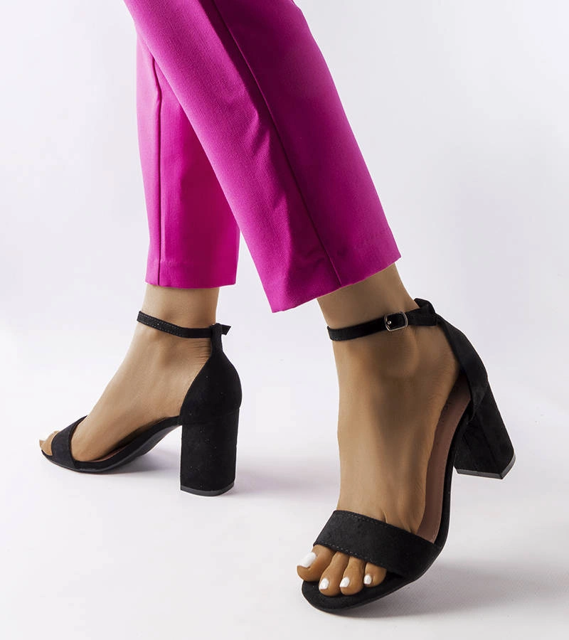 Černé sandály Lourna na nízkém jehlovém podpatku