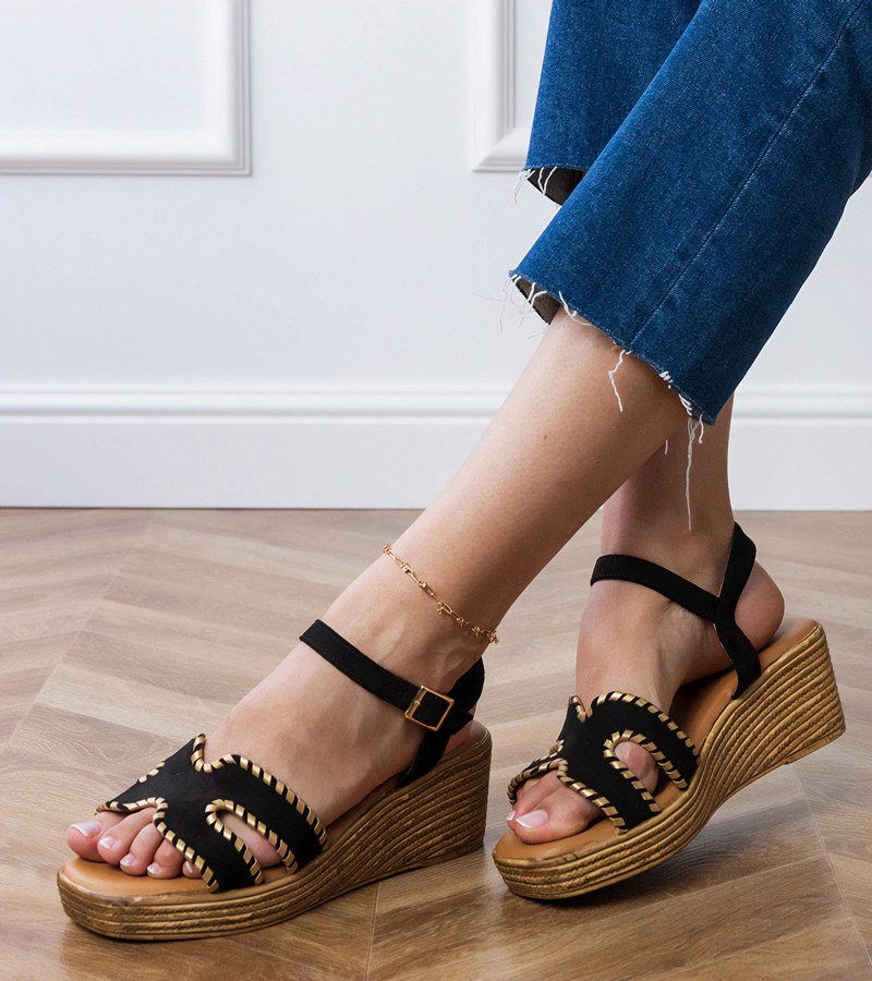 Černé sandály s výšivkou na okrajích Lurisa