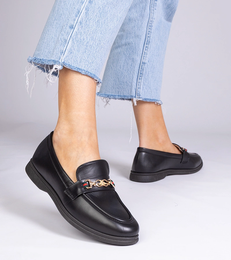 Černé mokasíny se zlatou ozdobou Feola