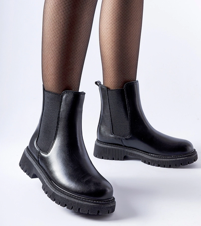 Černé izolované klasické kozačky Noas