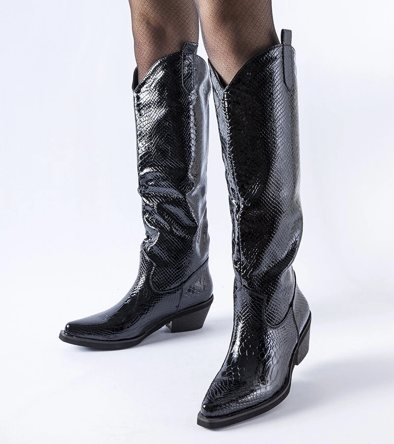 Černé lakované izolované kovbojky Chapin