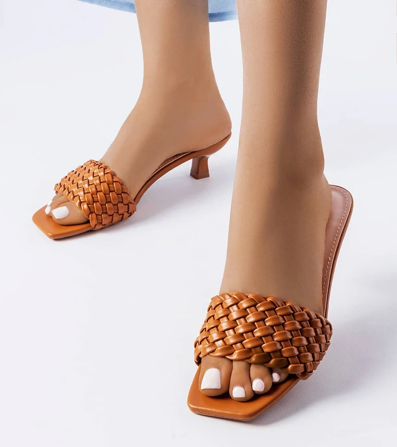 Hnědé žabky na nízkém podpatku Burbank