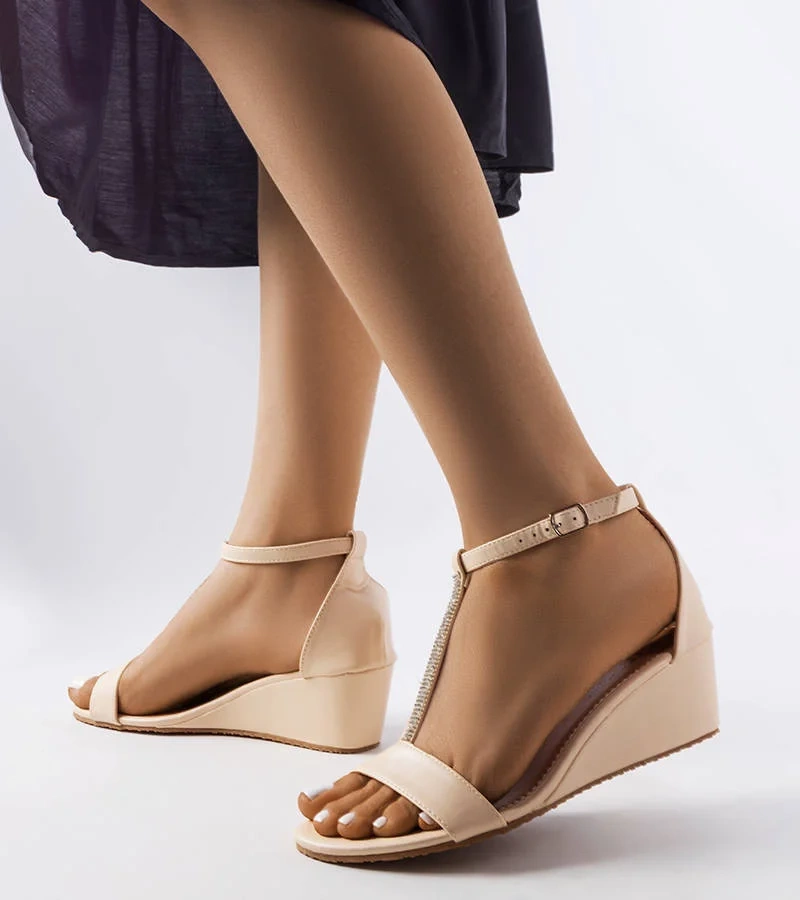 Béžové sandály na platformě se zirkony od Flusing