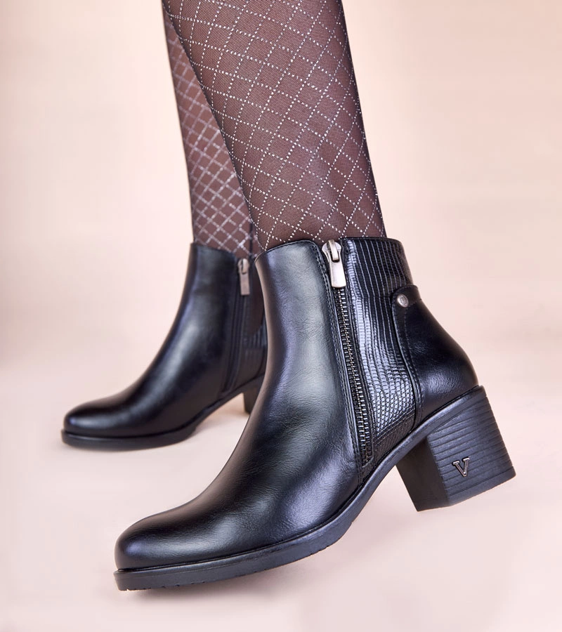 Černé kotníkové boty na podpatku se zdobeným svrškem Keiria