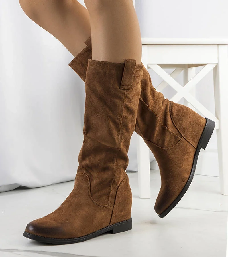 Hnědé boty s krytými podpatky od Mae