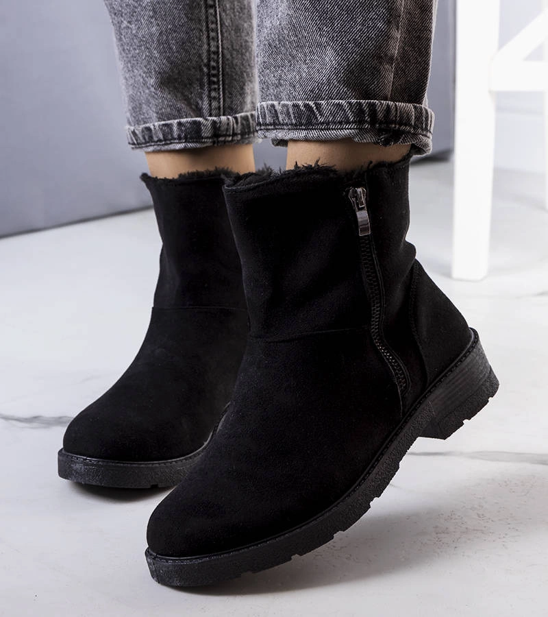 Černá boty izolovaná Salona