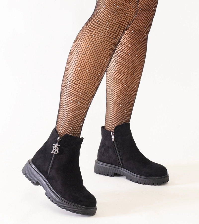 Černé botky s ozdobným přívěskem na platformě z eko-veluru Melane.
